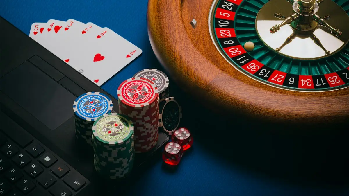 Ruleta, igralne karte in žetoni na zeleni mizi