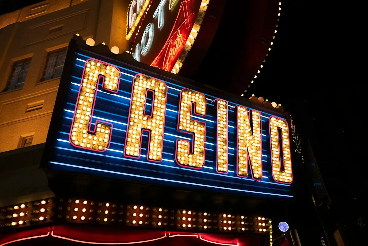 Svetlobni napis casino v večernem ambientu